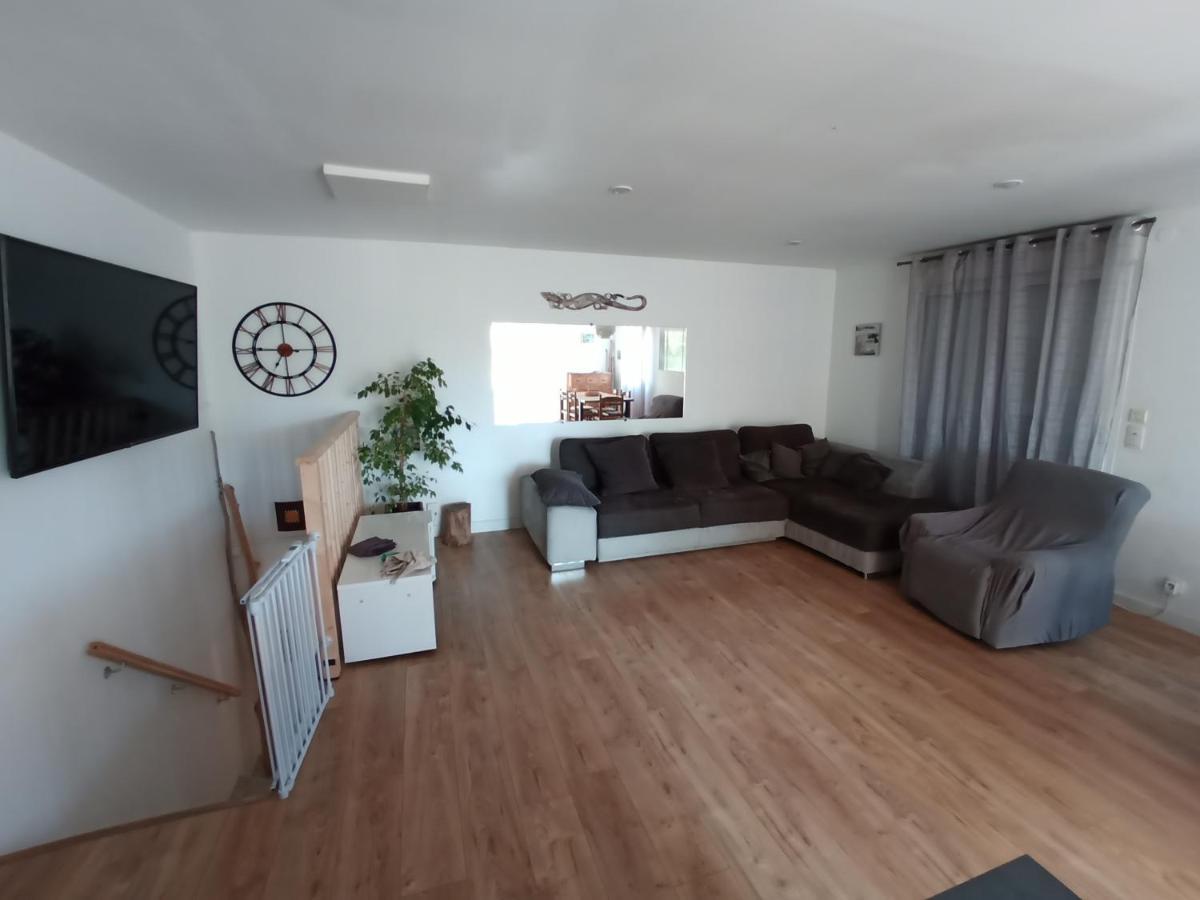 Appartement Dans Résidence Avec Piscine - à 500m